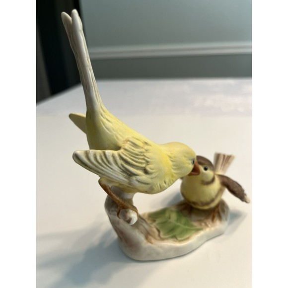 W Goebel Yellow Bird Canary Feeding Baby Chick Figurine Lang 6 W Germany 1967 - Picture 7 of 13